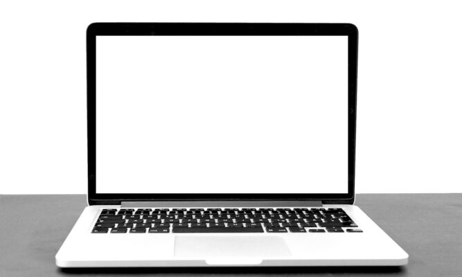 biały ekran w laptopie