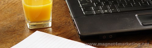 Komputer stacjonarny i laptop obok siebie